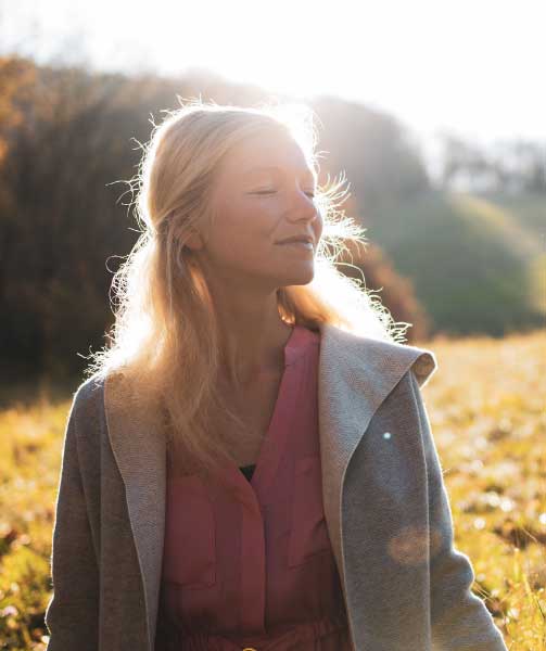 Julia Schuster schaut mit geschlossenen Augen in die Sonne